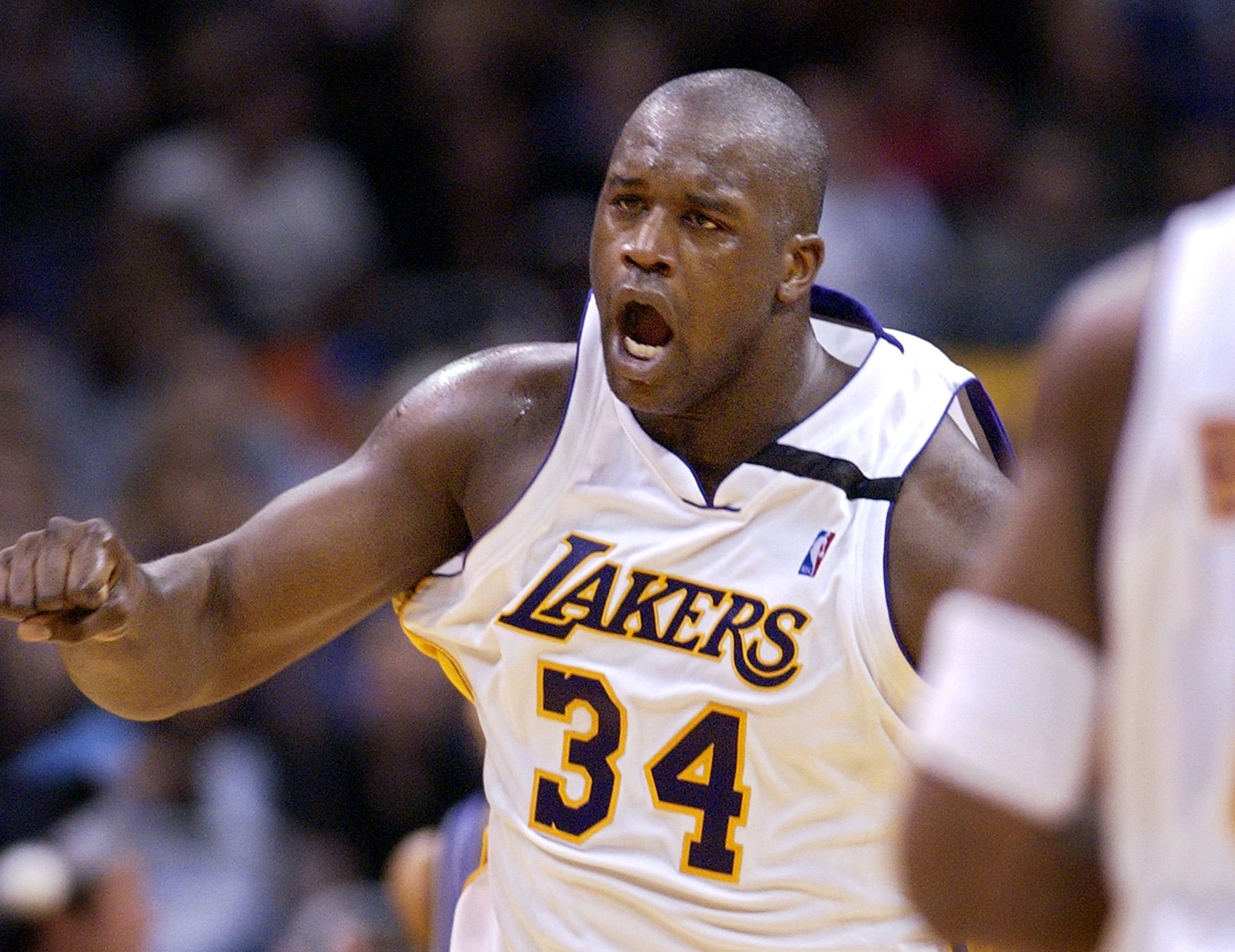 杨瀚森NBA生涯首次首发，被打到面部痛苦倒地，裁判未及时吹停比赛引争议