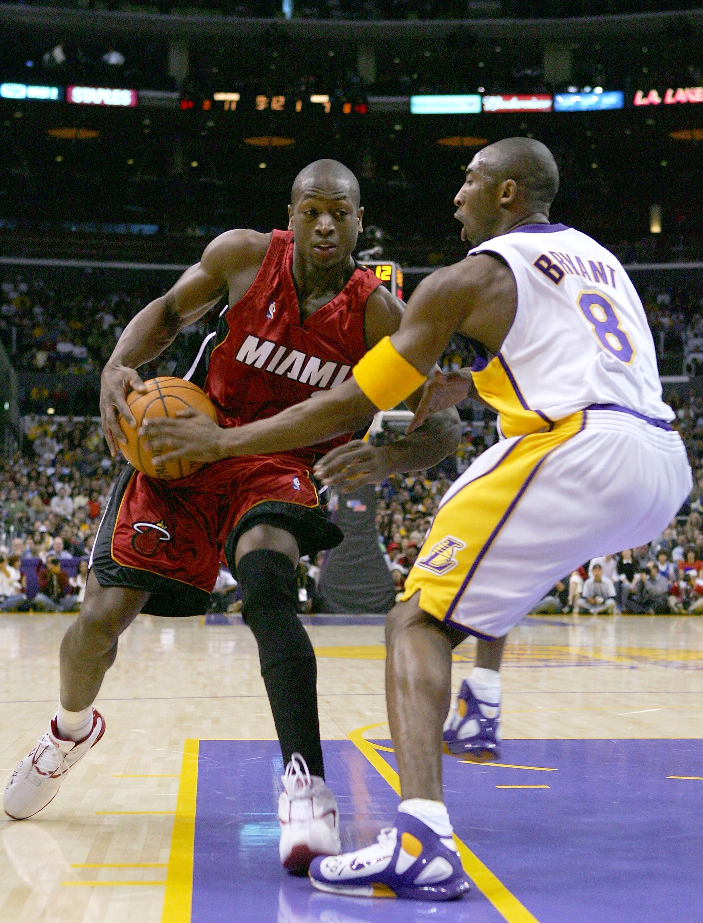 西媒：阿联酋企业慷慨赠送，巴萨球员喜获黄金iPhone