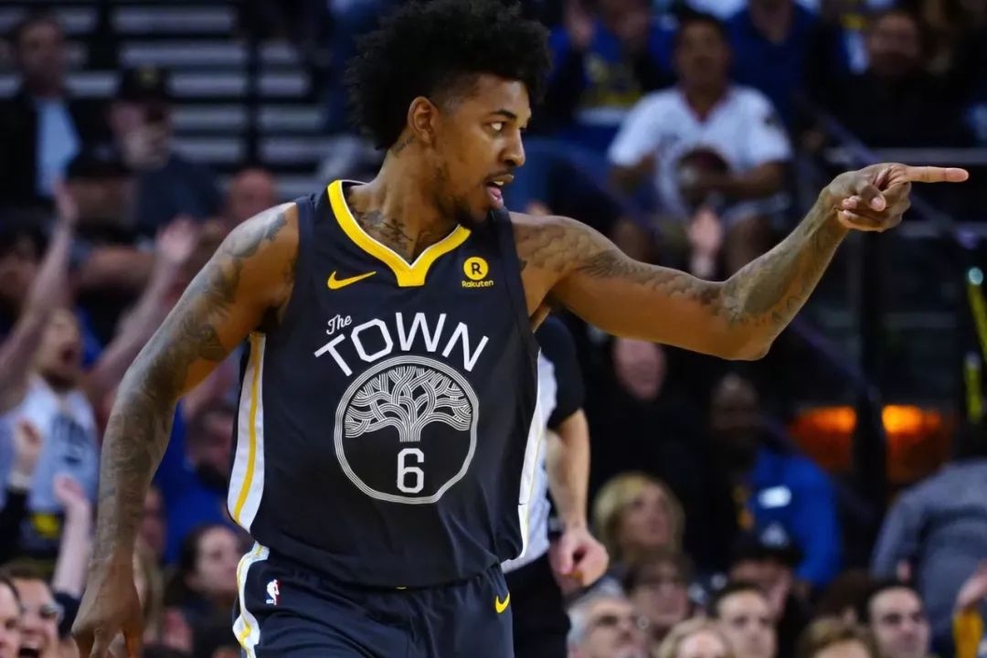 曼联客场对阵狼队，若取胜可追平切尔西，升至第六。狼队近期状态差，曼联实力占优，有望全取三分。